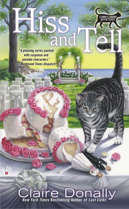Hiss and Tell: A Sunny & Shadow Mystery Book 4